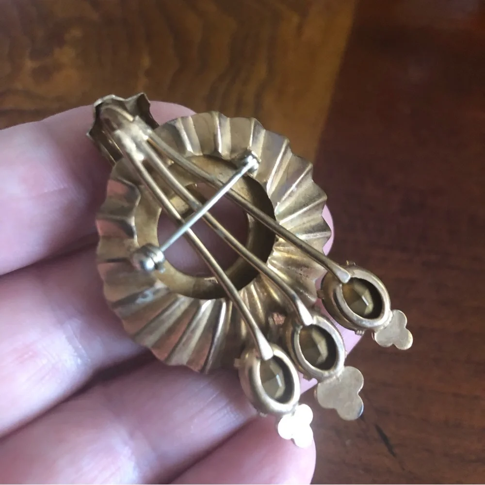 Antique art deco emerald stone pearl accent brooch pin